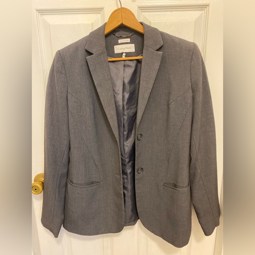 Calvin Klein Women’s Gray Blazer Size 8
Two buttons and two pockets Office wear